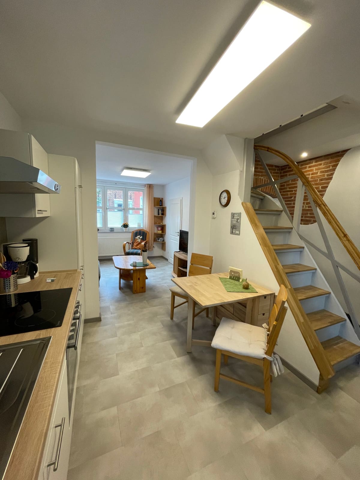 Essplatz in der Küche, daneben die Holztreppe ins Dachgeschoss