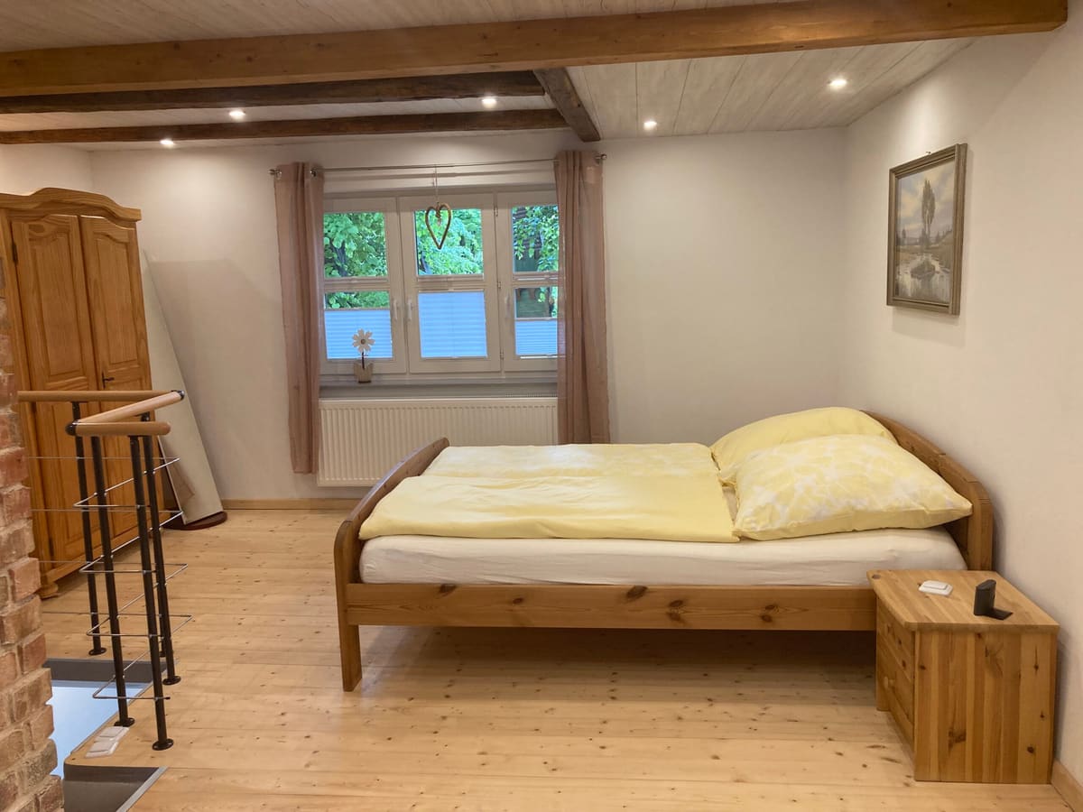 Weiteres Bett am Fenster im offenen Dachgeschoss