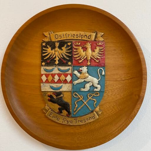 Holzteller mit dem ostfriesischen Wappen